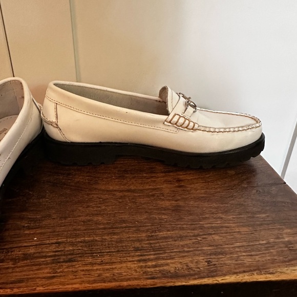 GH Bass Weejuns sz 8 White Liliana lug sole loafer with silver horsebit detail. - Picture 5 of 9